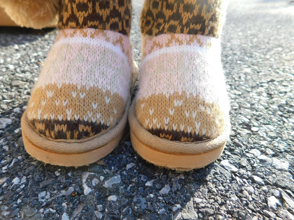 Botas de malha Garanimals marrom bronzeado Pom Pom criança tamanho 4 detalhes de camurça tão fofos! - Imagem 4 de 4