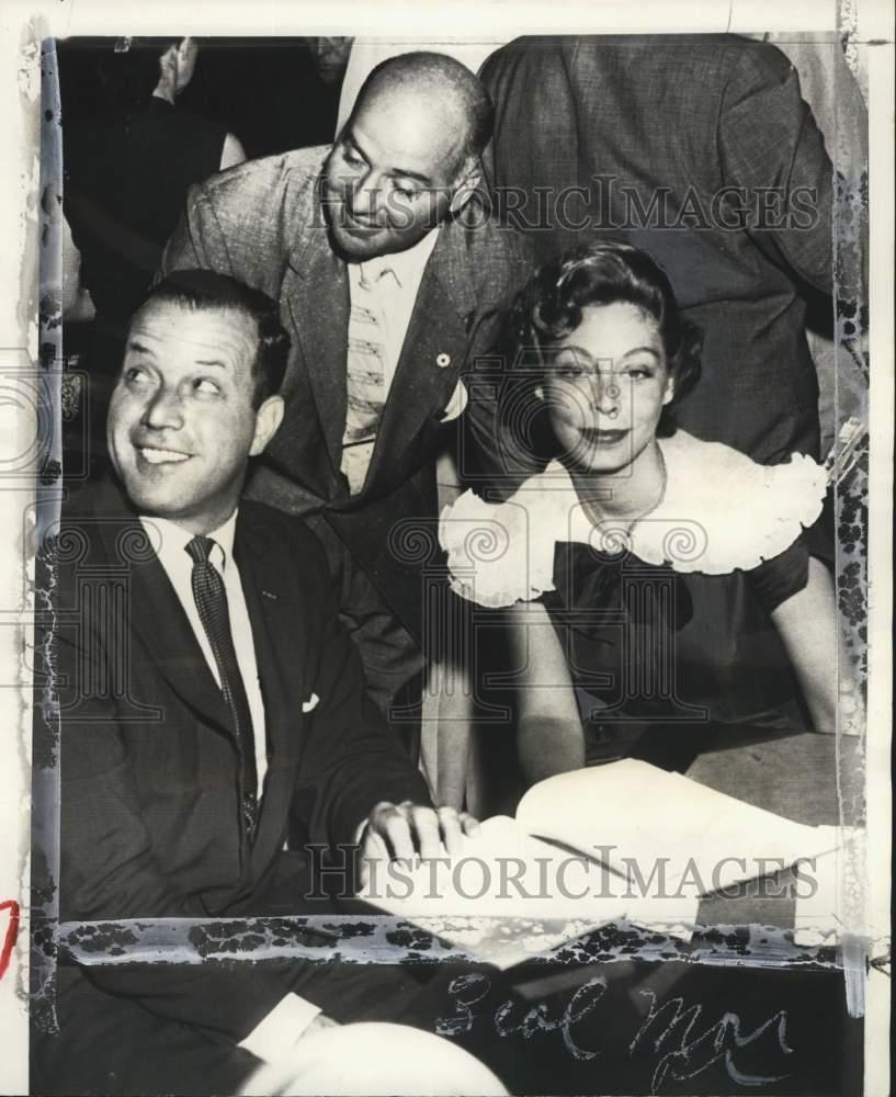 1957 Press Photo Fred & Marjorie Meade with Arthur Crowley in California