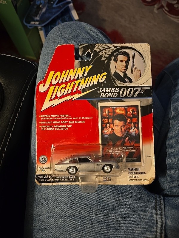 2001 Johnny Lightning James Bond 007 '64 Aston Martin DB5 Tomorrow Never DiesT21