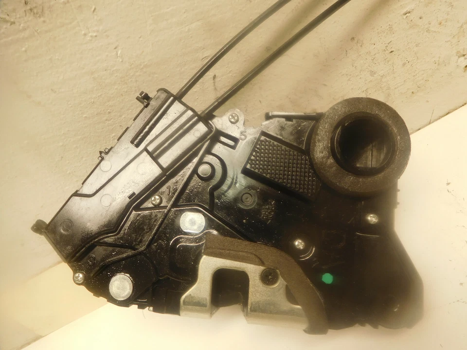 Fechadura manual direita Toyota Yaris 2008-2013 2 portas - Imagem 4 de 4