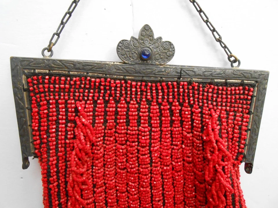 Bolsa antiga micro miçangas armação de metal vermelha alça de fechamento de contas azuis 7" de altura - Imagem 2 de 4