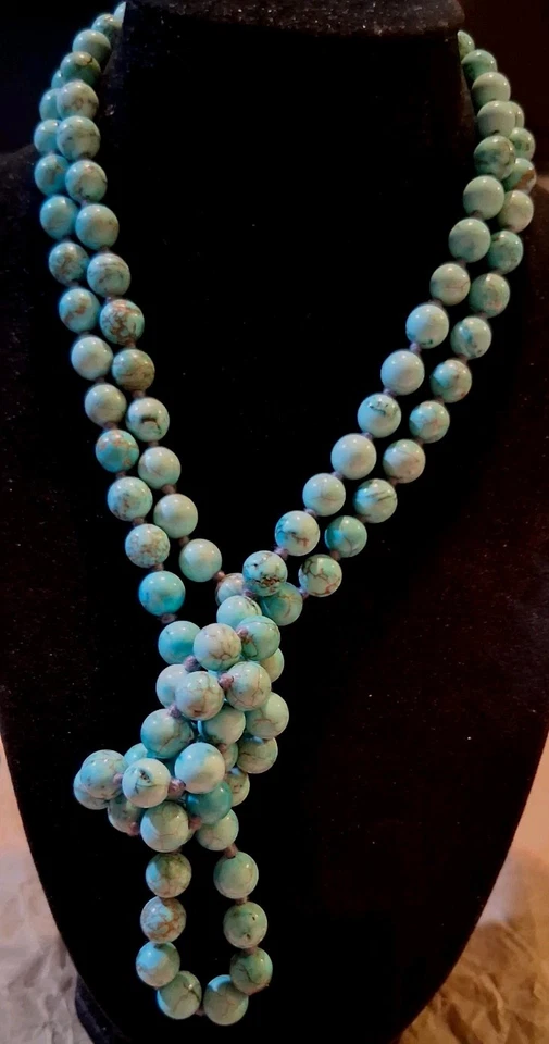Collar anudado con cuentas de turquesa sintética (howlite) de 46 pulgadas de una sola hebra Foto 4 de 4