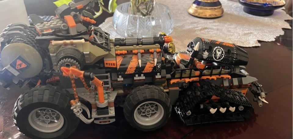 LEGO Ninjago 70654 Dieselnaut, foto 2 di 4