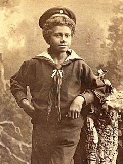 Foto museale Sydney 1879 ragazzo aborigeno ritratto marinai tedeschi uniforme