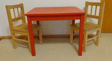 Kindertisch mit zwei St&uuml;hlen aus Holz