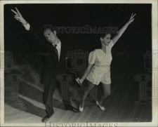 1941 Press Photo John Phillips and Wilda Willis show V for Victory dance in NYC