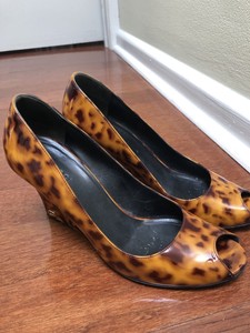 gucci leopard heels