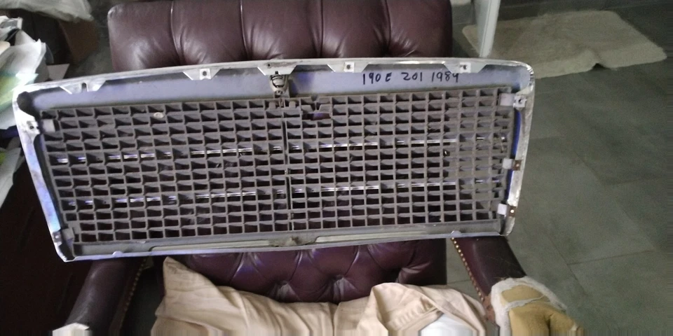 84-93 190E Mercedes W201 parrilla 2018880223 OEM Foto 4 de 4