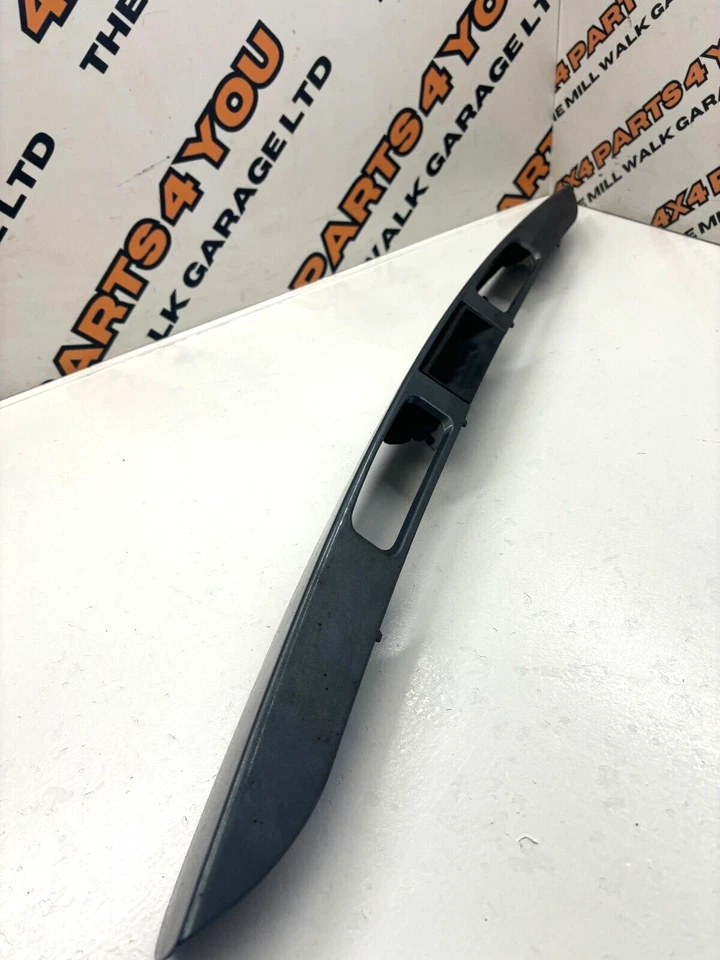 2009 PEUGEOT 207 1.4 PETROL TAILGATE TRIM WITH OPENING HANDLE - Image 4 of 4