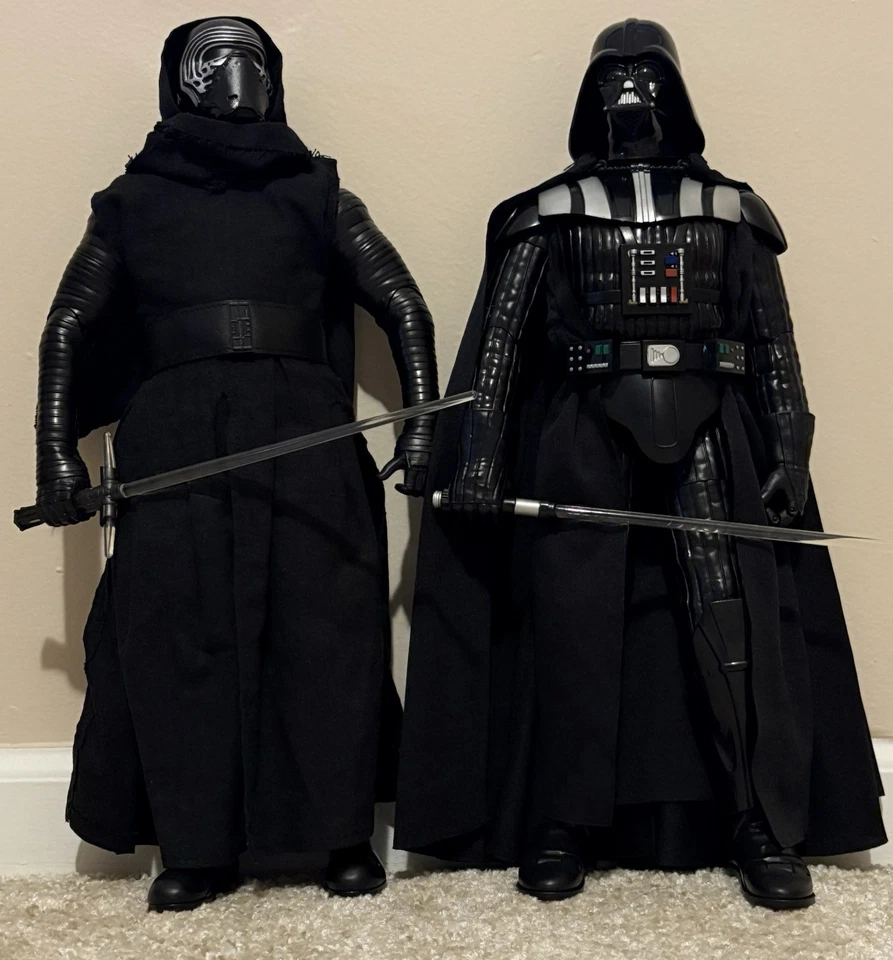 Boneco interativo Star Wars Darth Vader & Kylo Ren 17” Toys “R” Us Exclusive - Imagem 3 de 3