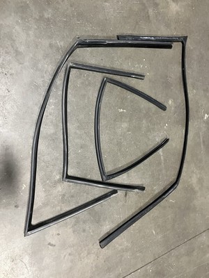 BMW E39 525 528 530 540 Sedan Window Seal Set