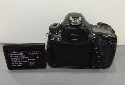 Canon EOS 70D 24.2MP Digital SLR DSLR Camera with tow batteries and charger.