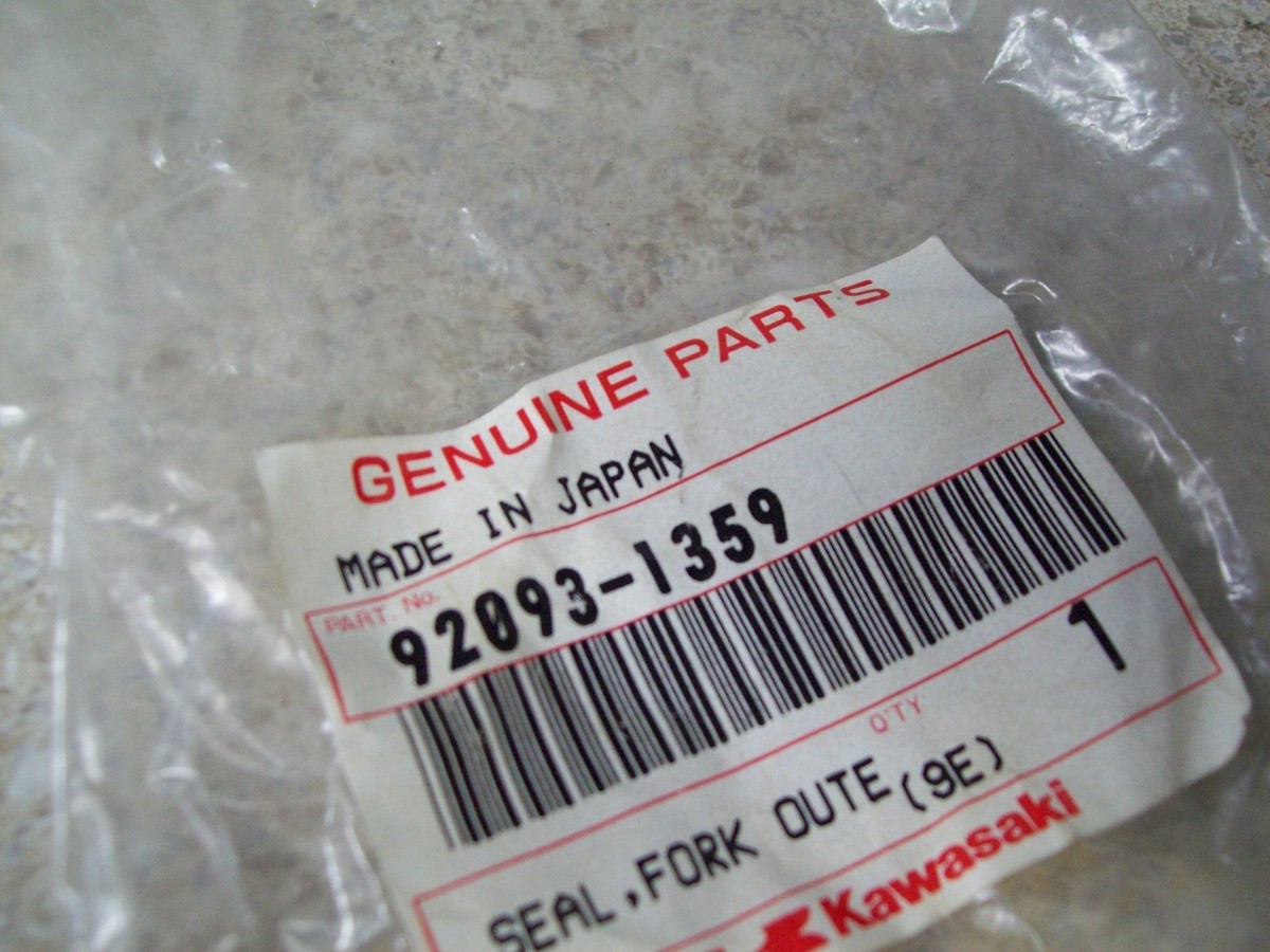 NOS OEM Kawasaki Fork Outer Tube Seal 1986-2000 EN500-C5L ZX600