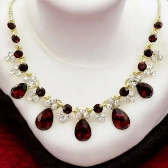 Elegante collar de oro Givenchy con piedras preciosas rojas y transparentes. Venta al por menor $78 Foto 2 de 4