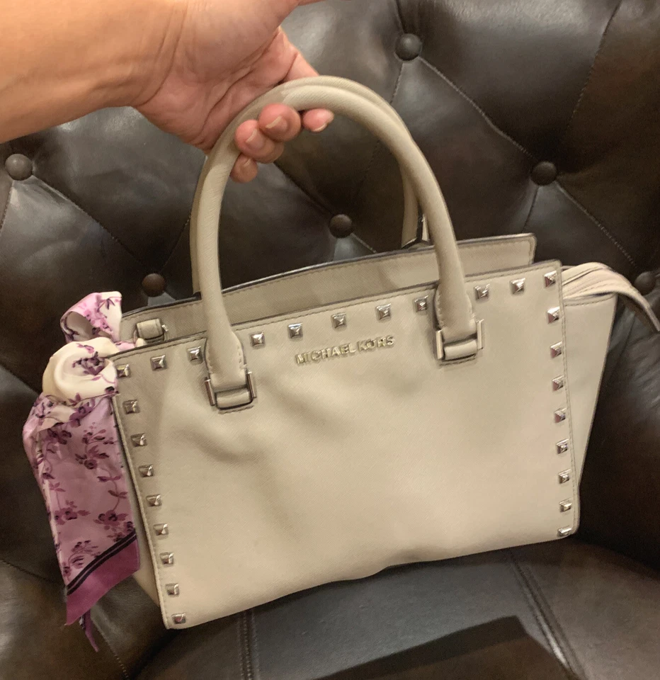 Cartera mediana Michael Kors Selma con tachuelas en gris cemento Foto 2 de 4