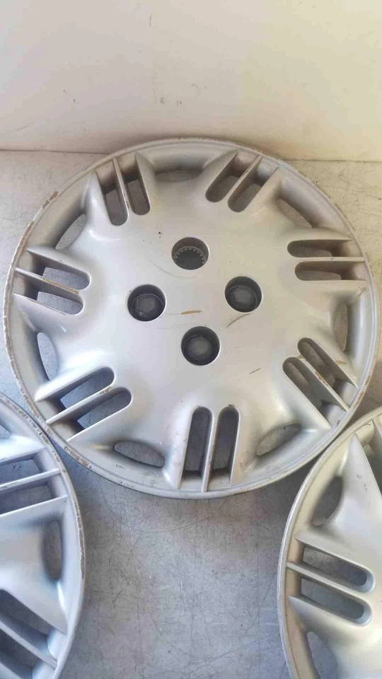 96 - 99 SATURN SL1 SC1 tampa de roda 14" 21 raios conjunto de 4 algumas marcas e arranhões - Imagem 2 de 4