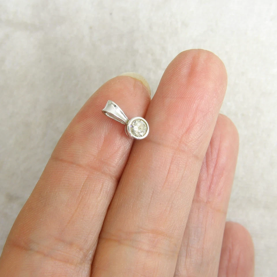 Colgante de diamantes de oro blanco de 9 quilates de 0,25 quilates Foto 4 de 4