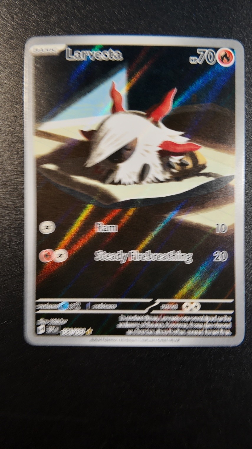 Larvesta - Illustration Rare SV08: Surging Sparks 196/191 NM