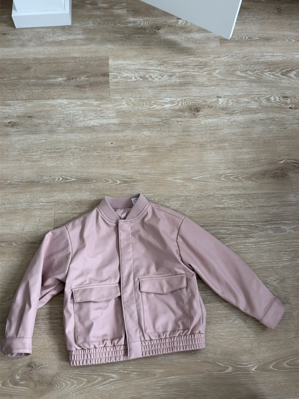 Chaqueta bomber de piel sintética rosa Zara