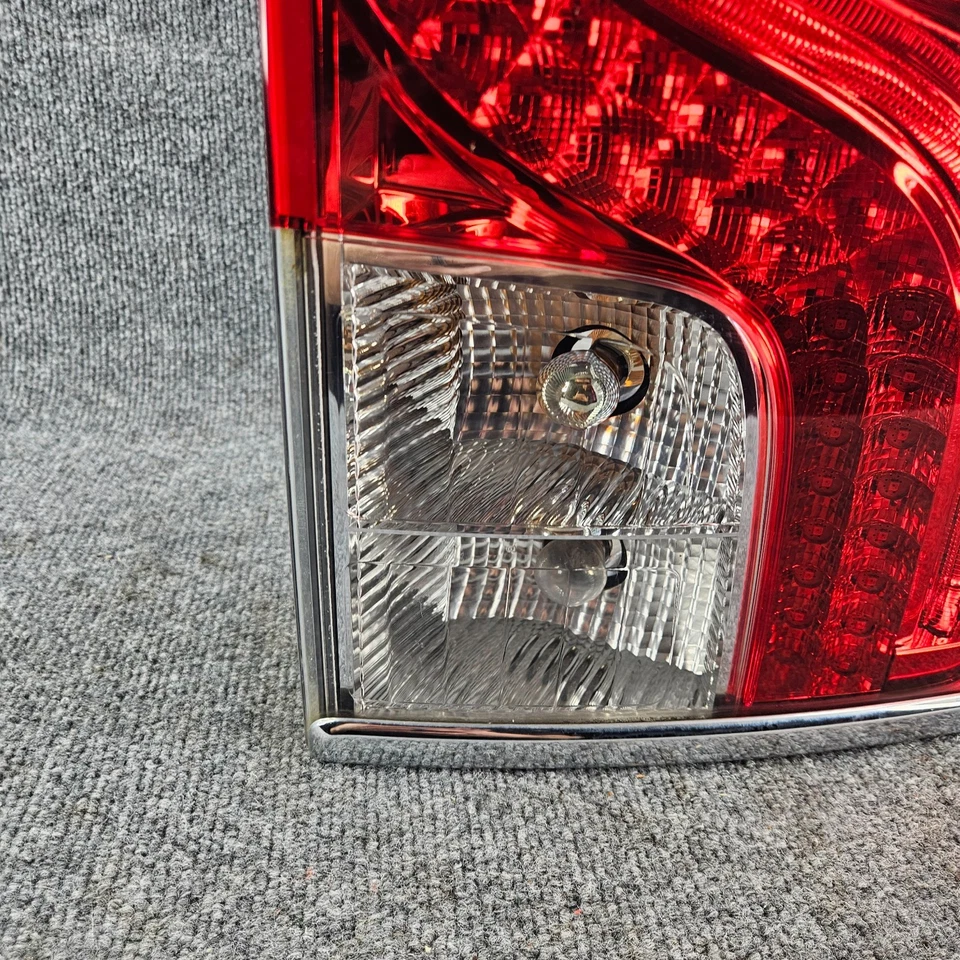 Conjunto de luz trasera inferior derecha pasajero Volvo XC90 2013-2014 31335507 LED OEM Foto 2 de 4