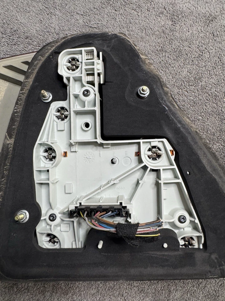 Задний правый задний фонарь для Mercedes W211 E350 E500 03–06 годов от оригинального производителя - Изображение 4 из 4