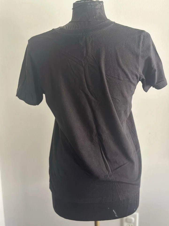 Camiseta Adidas para niños color negro con gris y blanco en el logotipo y palabras de Adidas Foto 4 de 4