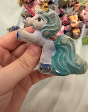 Filly&rsquo;s Sammelfiguren und rosa Koffer