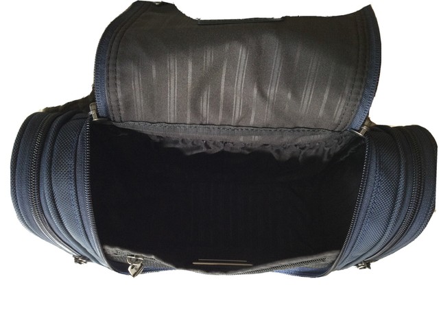 tumi hanging
