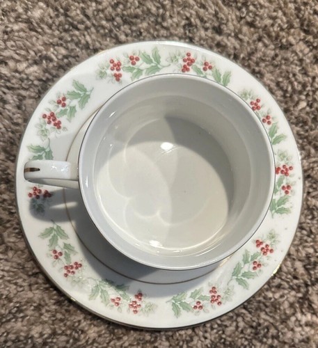 Set of 24 Gibson Festive Holly & Berry Cups Saucers Plates Christmas Holiday Vtg - Picture 7 of 11