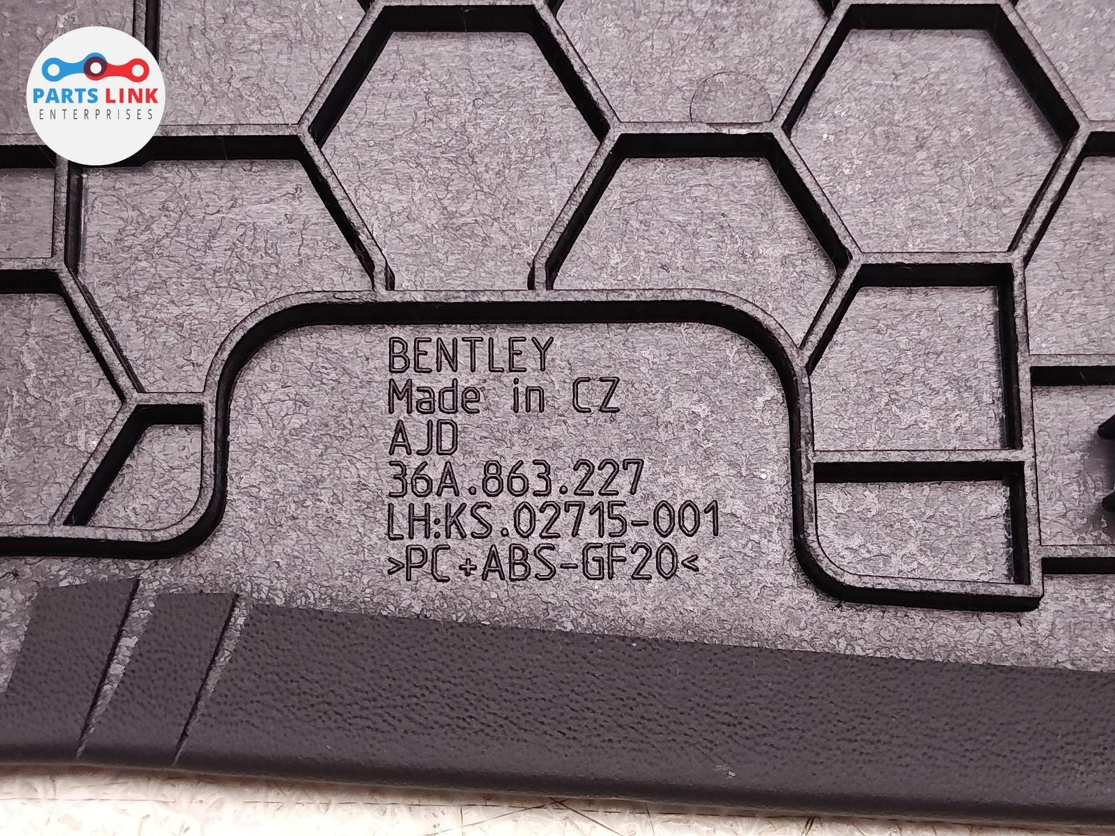 2016-20 BENTLEY BENTAYGA LEFT CENTER CONSOLE TRIM SIDE COVER PANEL CAP EBONY 636