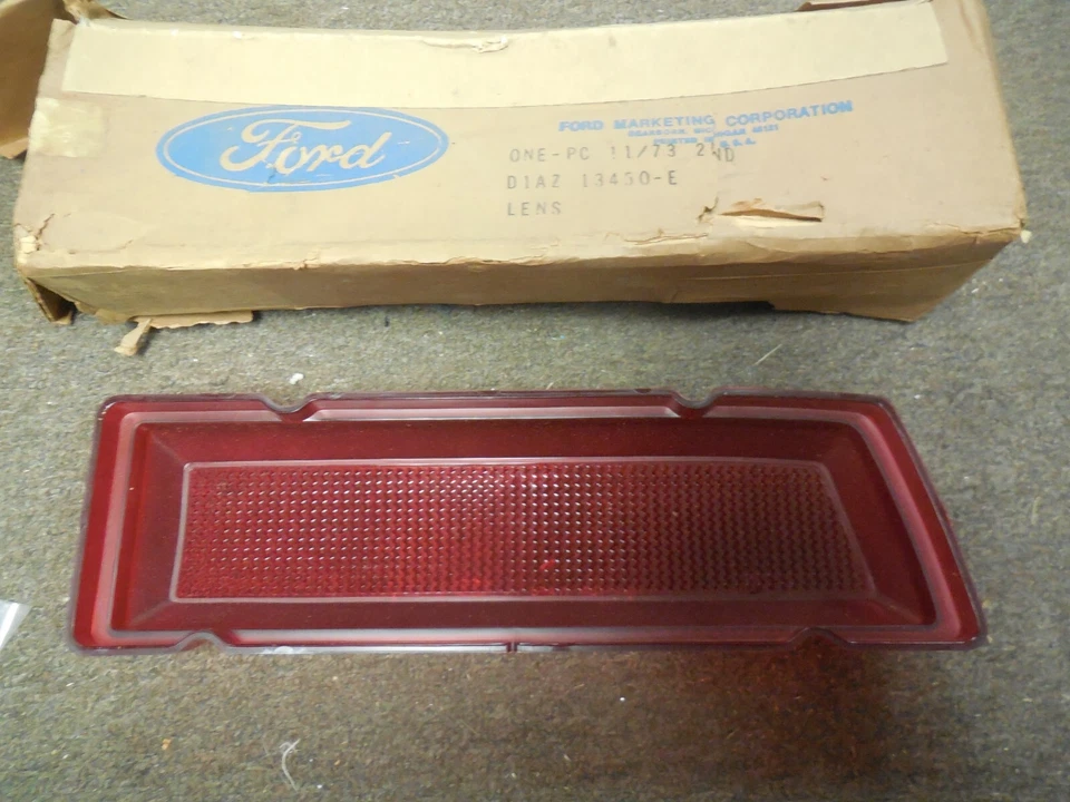 Lente de lámpara trasera LH D1AZ-13450-E Ford Galaxie 500 1971 nuevo de lote Foto 3 de 4