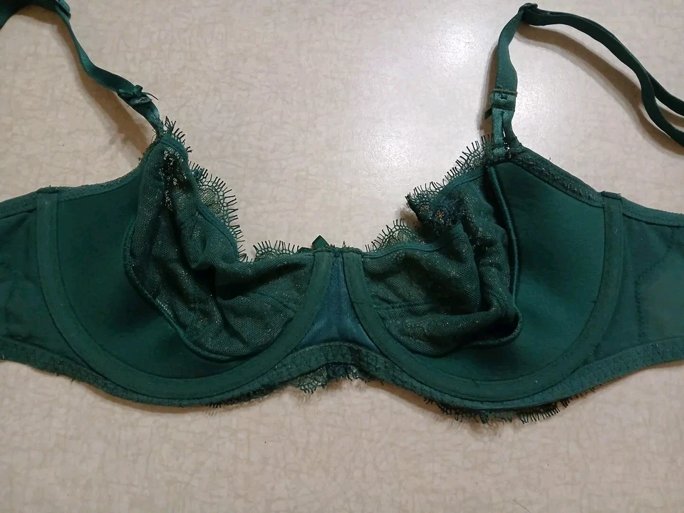 Sujetador Victoria's Secret 32DD push up sin relleno verde dorado con aros Foto 3 de 4