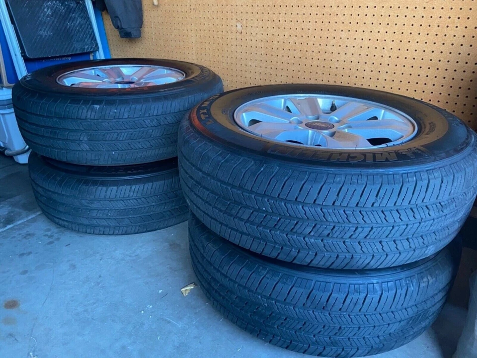 "Juego de 4 llantas de 17"" (aleación plateada) 245/70R17 (camión deportivo)" Foto 3 de 4