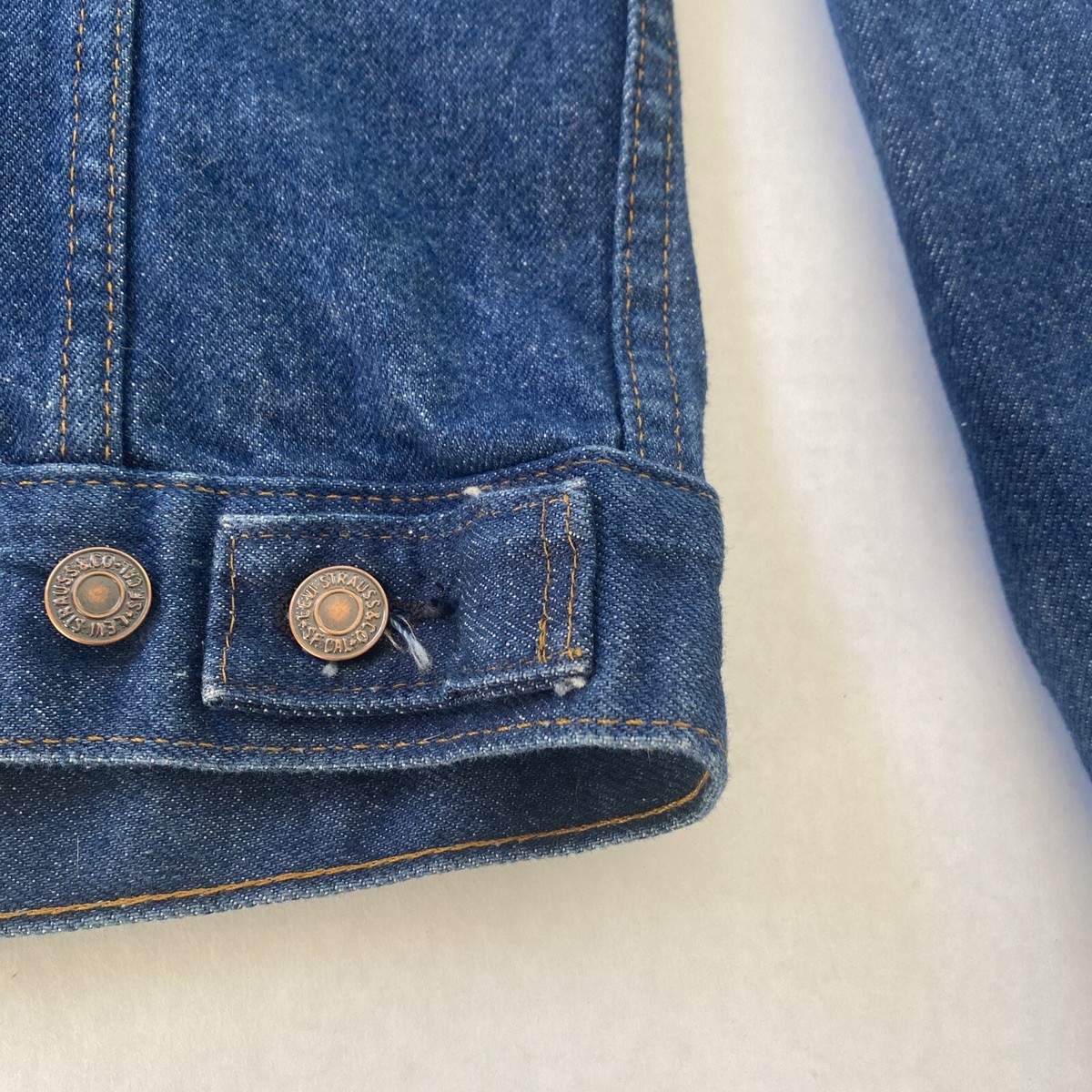 Vintage Levi's Denim Jacket Size 40 L Made In USA 71205 0217 Size