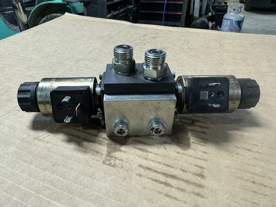 BUEN USADO HAWE TOYOTA CARRETILLA ELEVADORA VÁLVULAS DE CARRETE DIRECCIONAL SWR 14 D 923349-002 Foto 2 de 4