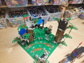 LEGO 6079  DARK FOREST FORTRESS  Castle Vintage 100% complete with manual