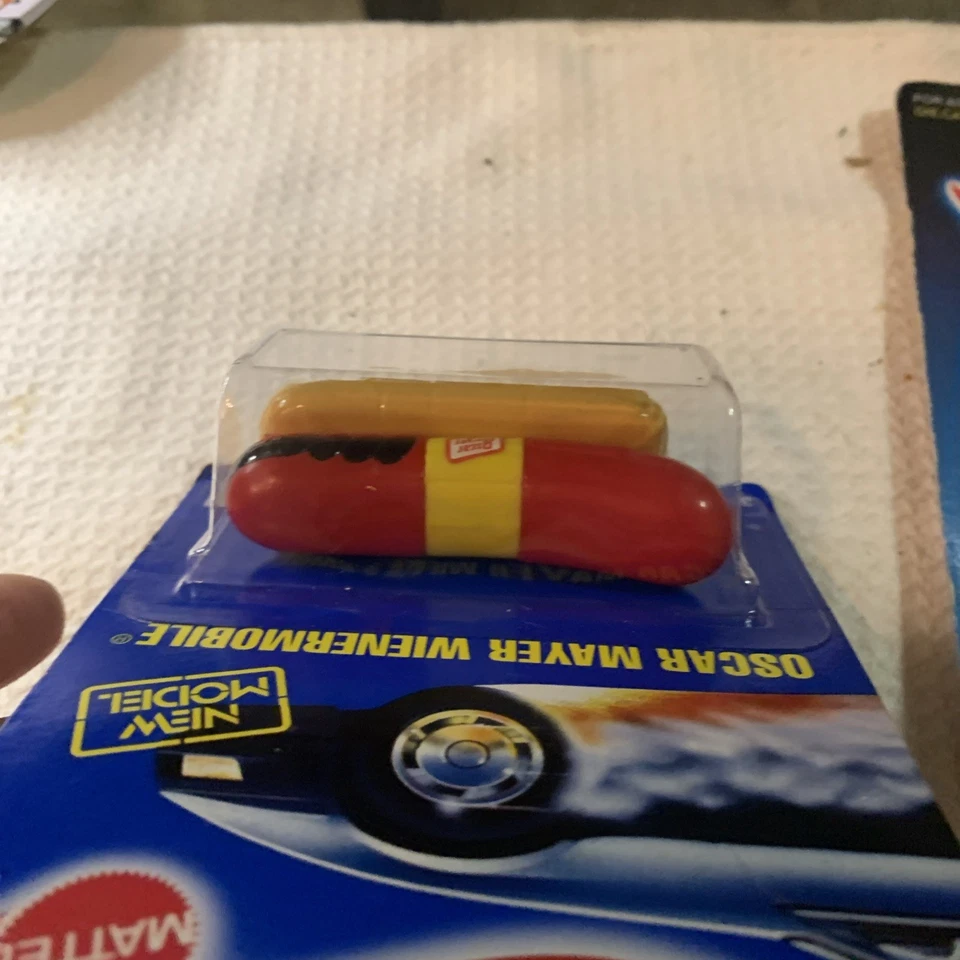 NEW 1991 Mattel Hot Wheels Oscar Mayer Wienermobile Collector No. 204 #3029 - Image 4 of 4
