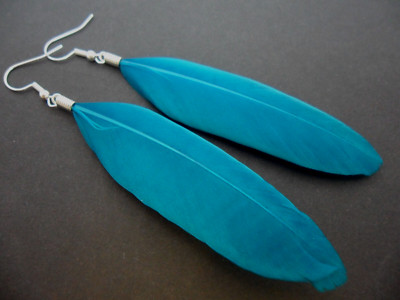 EIN PAAR LANGE BLAUBLAUE FEDER DANGLY OHRRINGE.