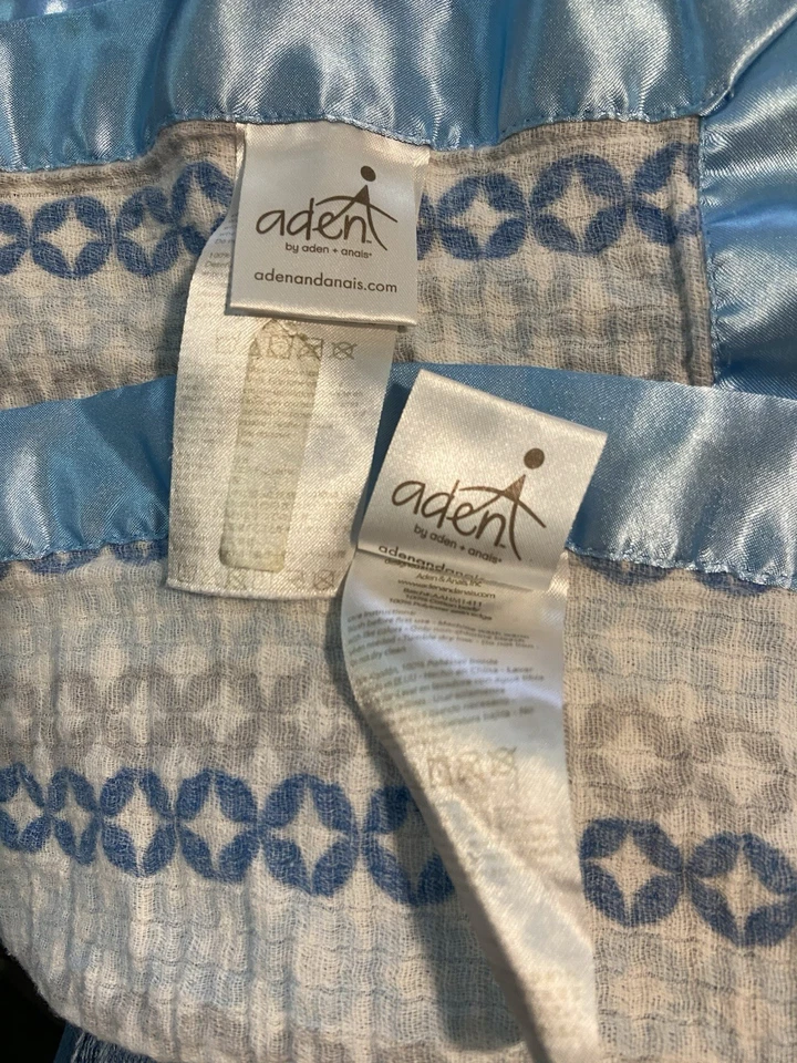 Manta de bebé Aden Anais azul blanco gris círculo geo Issie satinado ribete seguridad Foto 2 de 2