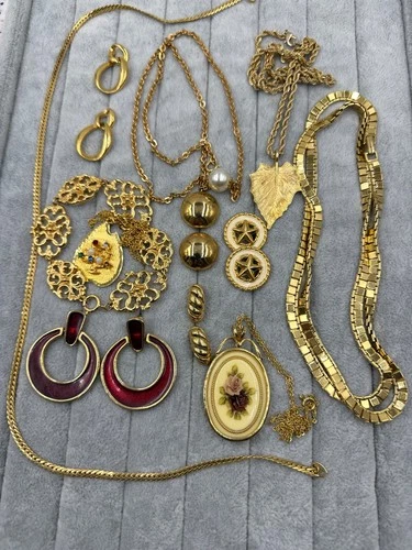 Lot Of Vintage Gold Tone Jewelry Necklace Bracelet Brooches Estate Lot