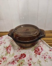 Cocotte Vintage en verre fumé transparent de la marque Pyrex