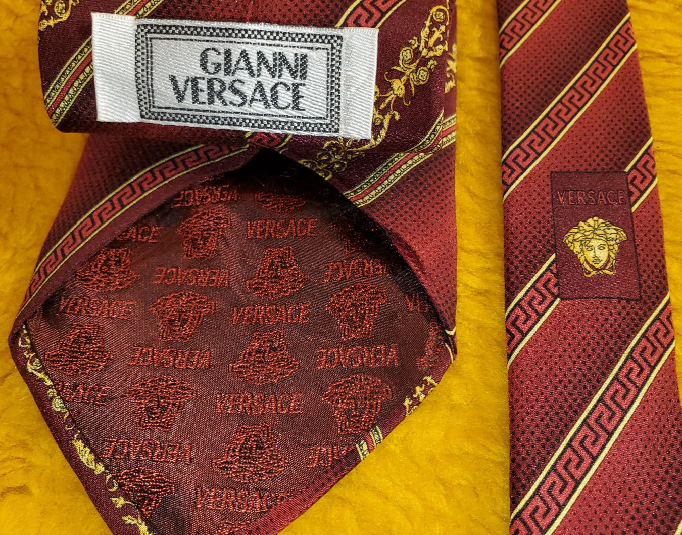 VERSACE ~ CRAVATTA ABITO DA UOMO IN SETA ~ FILIGRANA ORO & RIGHE ROSSE ~ 58"