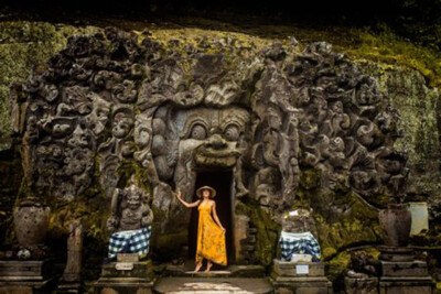 Wandbild: Schöne Frau im alten hinduistischen Tempel von Goa Gajah in der [...]