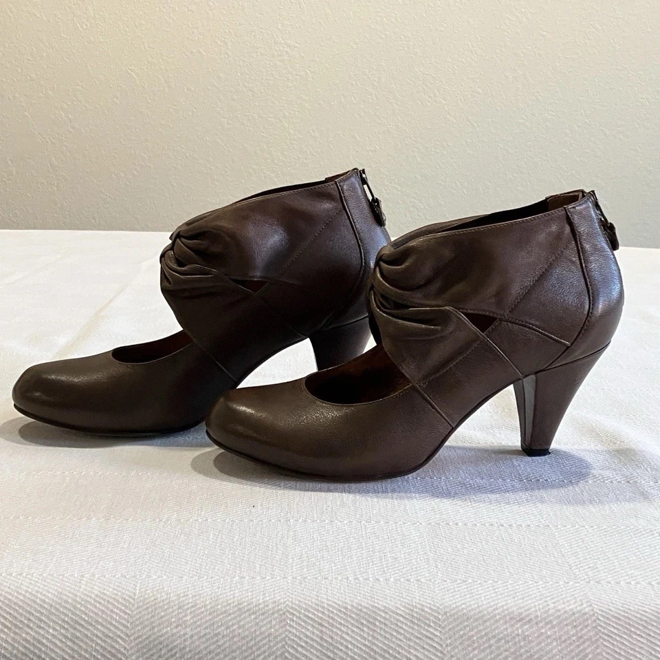 Sapatos de couro com salto Indigo by Clarks couro marrom Mary Jane tamanho 7,5 arco - Imagem 2 de 4