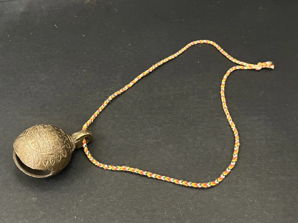 Campana de cuello de vaca de latón vintage antigua hecha a mano rara campana de cuello de gato uso multiusos Foto 3 de 4