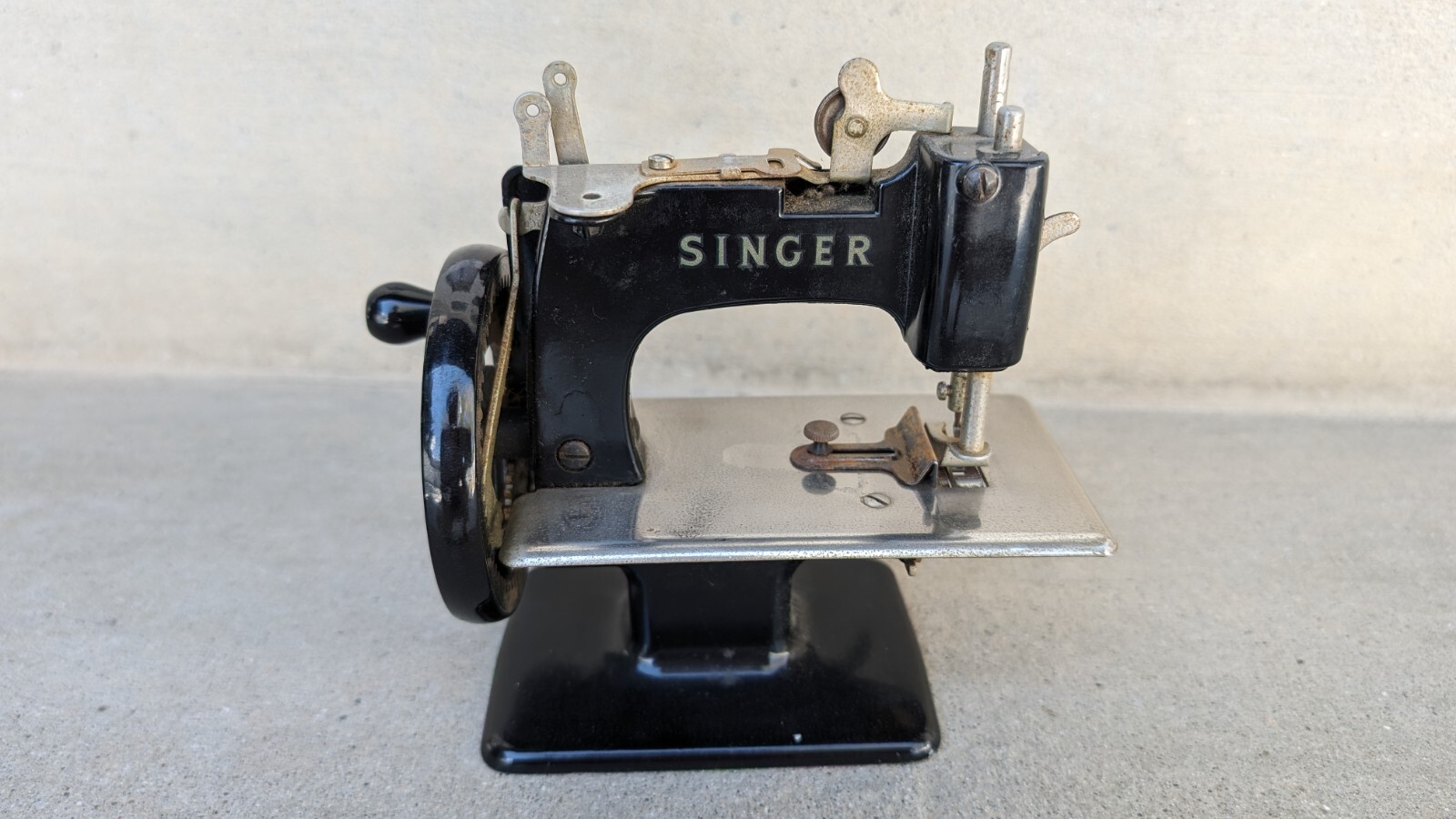 Antique Vintage Singer Mini Sewing Machine Salesman Sample Childs Toy