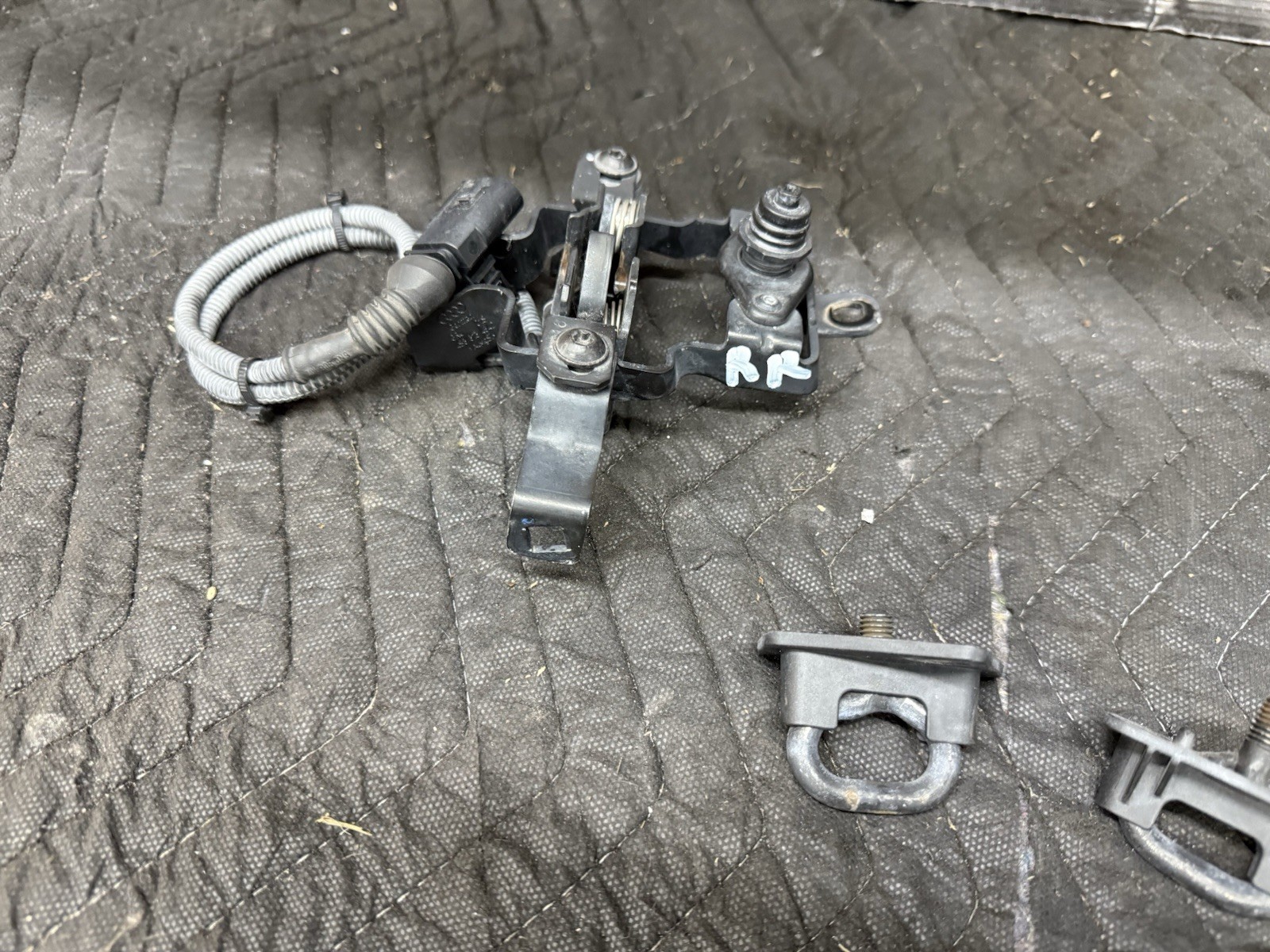 17-21 AUDI R8 V10 PLUS OEM PASSENGER RIGHT Left REAR DECKLID HATCH LATCH