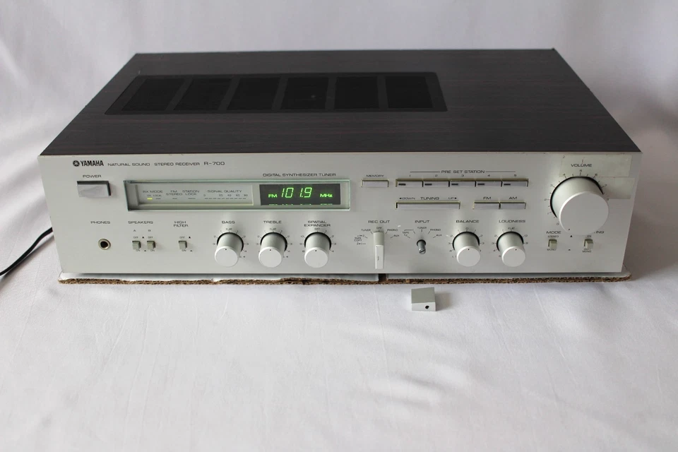 Yamaha R-700 Receptor Estéreo Sonido Natural -SE VENDE TAL CUAL PARA REPUESTOS/REPARACIÓN Foto 2 de 4