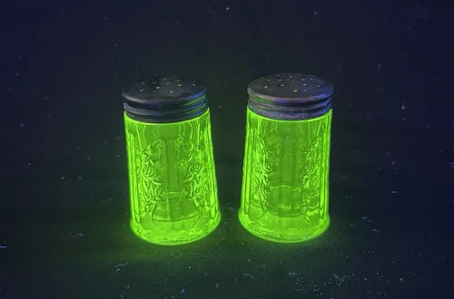 Vintage Federal Glass Sharon Cabbage Rose Uranium Green Salt & Pepper Shakers