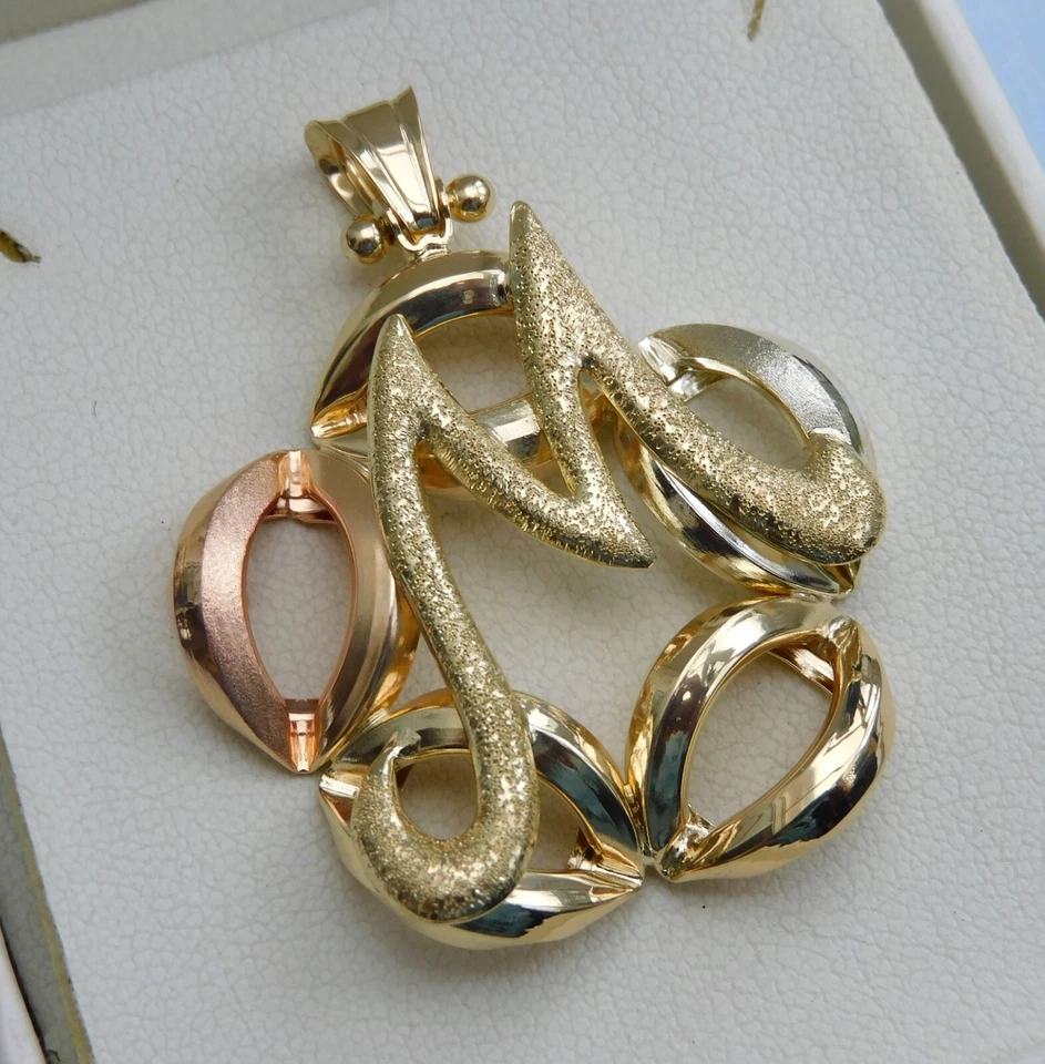 LARGE QVC IL RE 9CT THREE COLOUR GOLD CAPITAL LETTER M OPENWORK PENDANT - 3.8g - Image 2 of 4